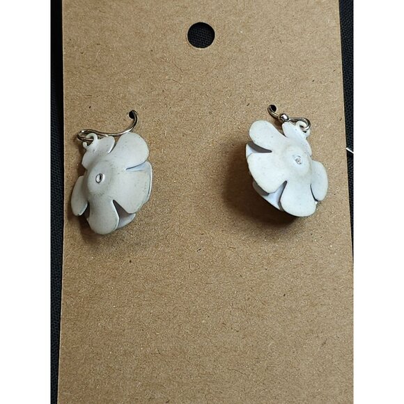 White Floral Drop Earrings With Faux Pearl Center Lightweight - Picture 7 of 7